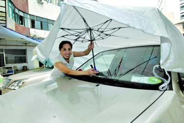 Shanghai women develop car umbrellas