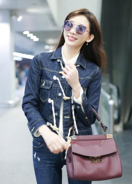 Lin Zhiling wore a denim suit and appeared at the airport. The shoes on the feet were bright, and the feet were small.