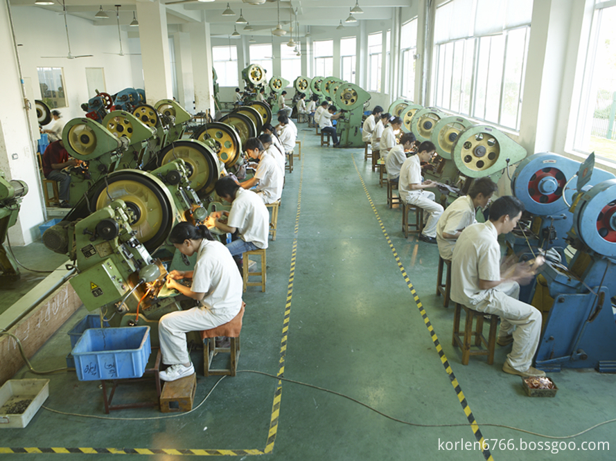 Trabajadores en taller Workers In Workshop