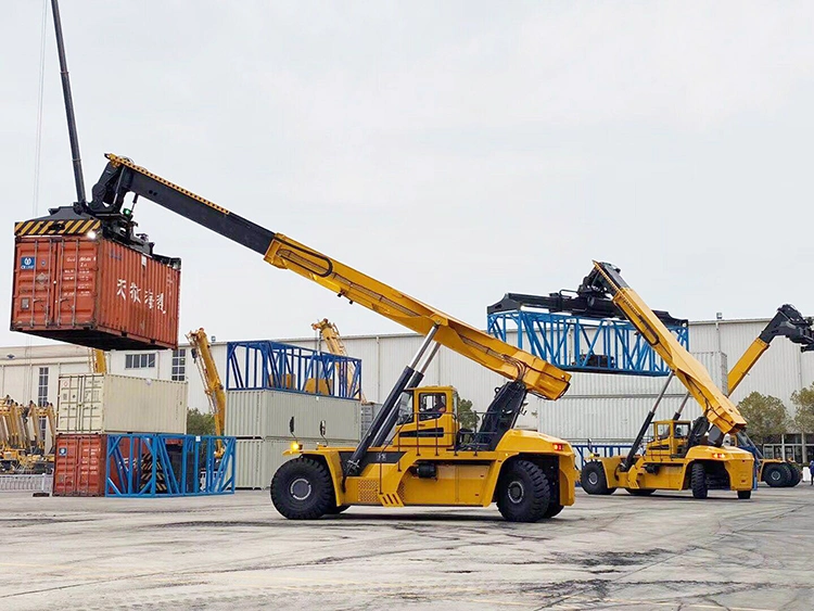 XCMG-Official-Xcs45u-45ton-Reach-Stacker-Crane-for-Sale (3) XCMG-Official-Xcs45u-45ton-Reach-Stacker-Crane-for-Sale (3)