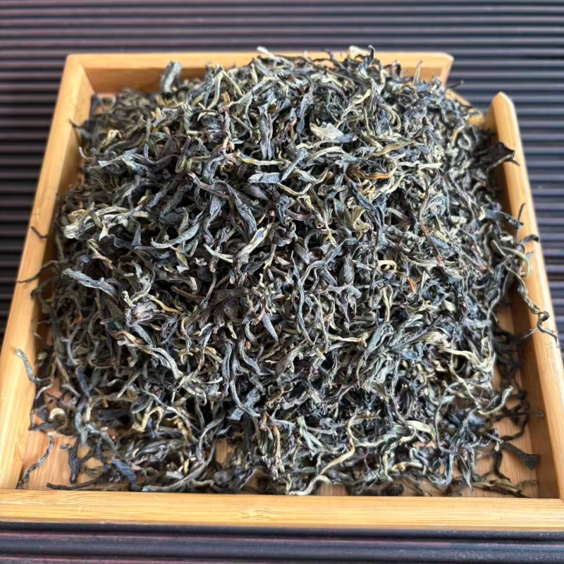 Yunnan ancient tree sun dried black tea spring raw dry tea leaves on wooden tray Yunnan ancient tree sun dried black tea spring raw dry tea leaves on wooden tray