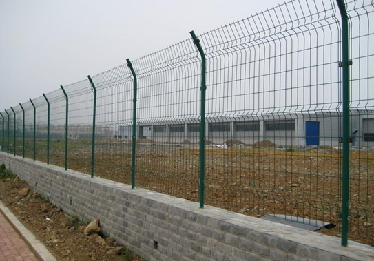 Bilateral wire fence