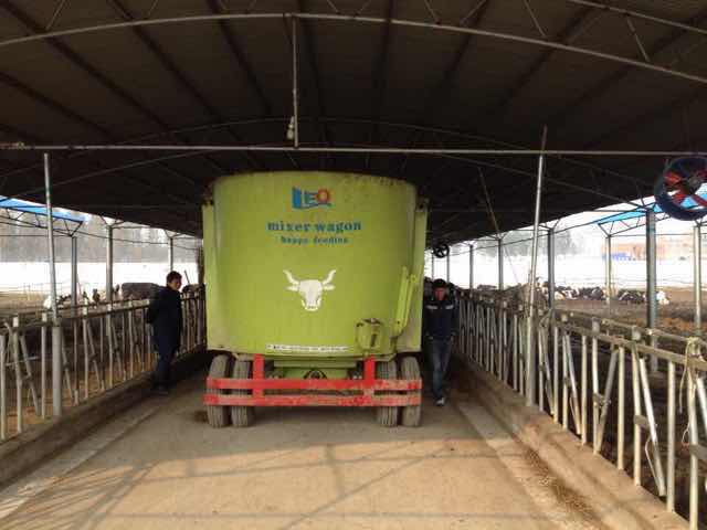 TMR feeding mixer