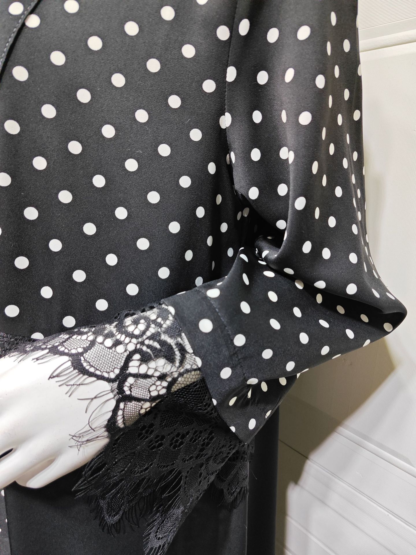 Polka Dot Black Abaya with Matching Hijab Set MQ260 (3) Polka Dot Black Abaya with Matching Hijab Set MQ260 (3)