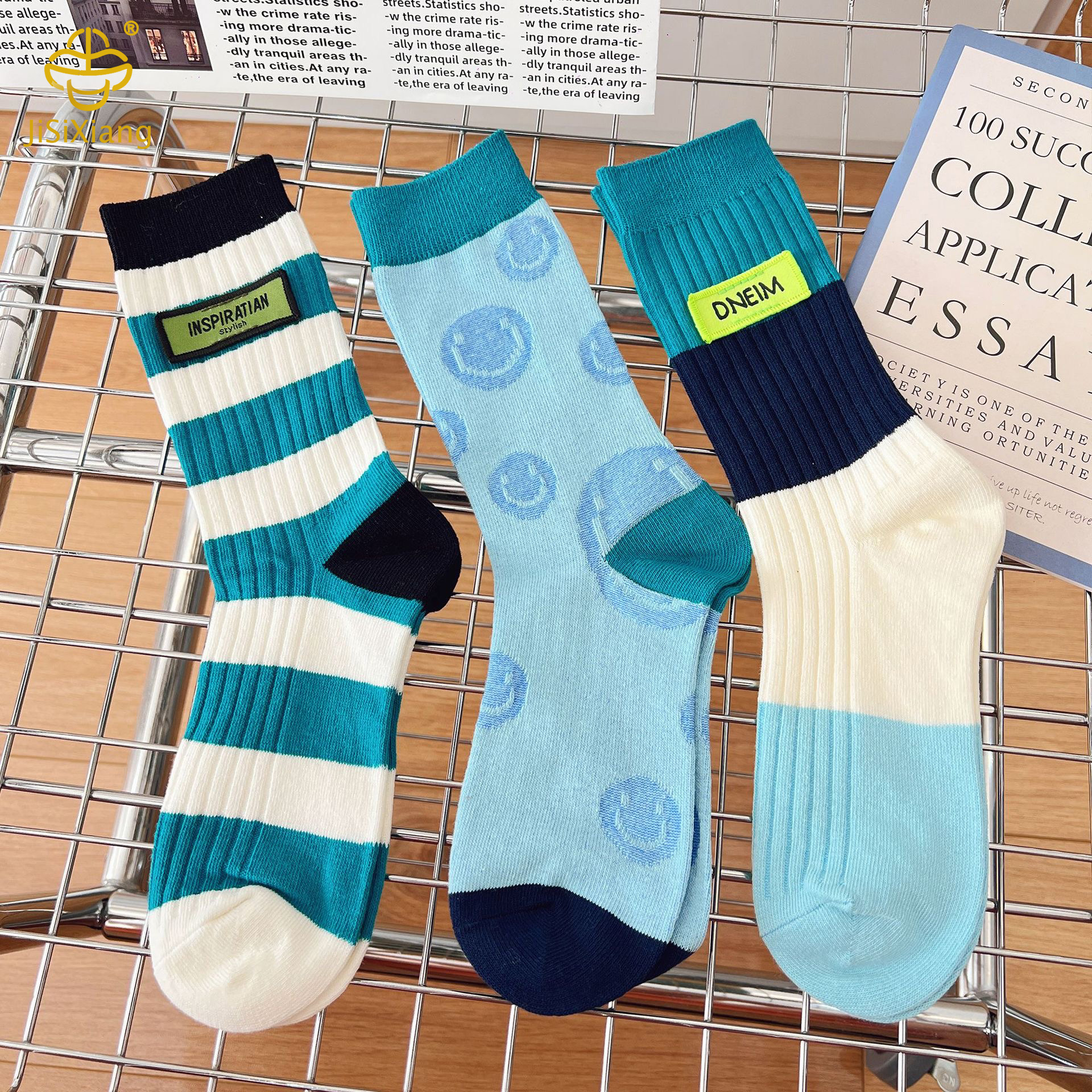 Korean style fabric logo contrasting mid tube socks with striped socks Korean style fabric logo contrasting mid tube socks with striped socks