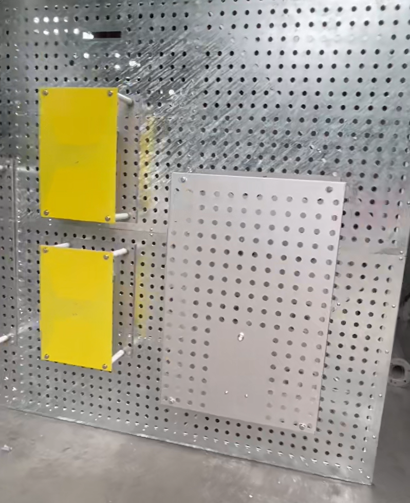 VU dual-band common-aperture array antenna (right) VU dual-band common-aperture array antenna (right)
