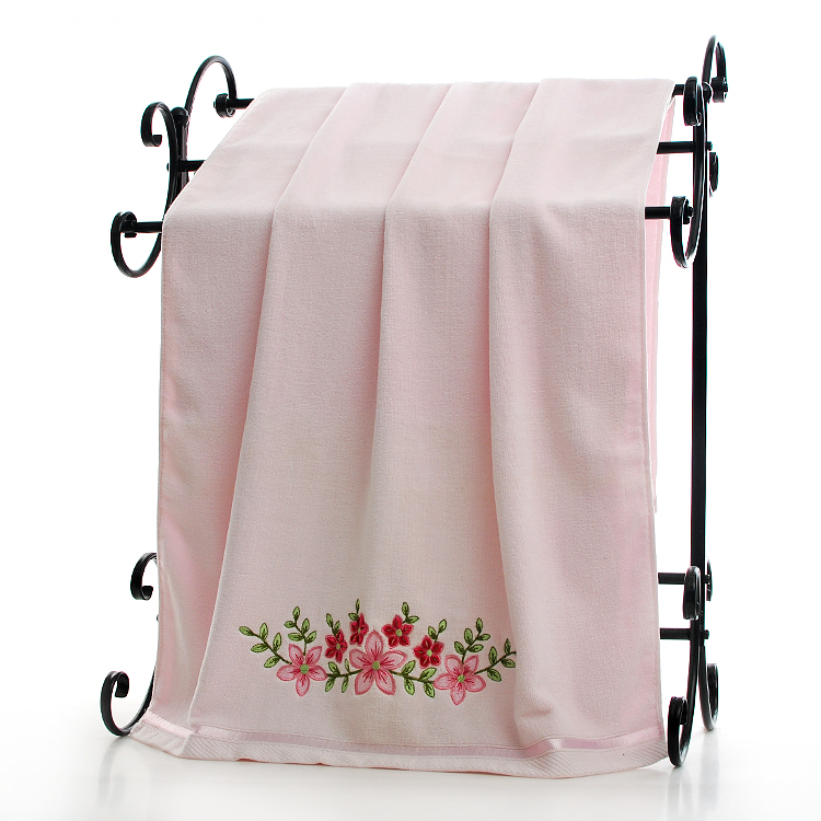 la serviette de bain avec broderie et dentelle the bath towel with embroidery and lace