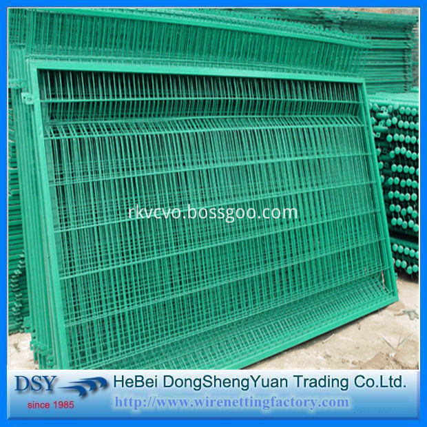 Welded wire mesh fence