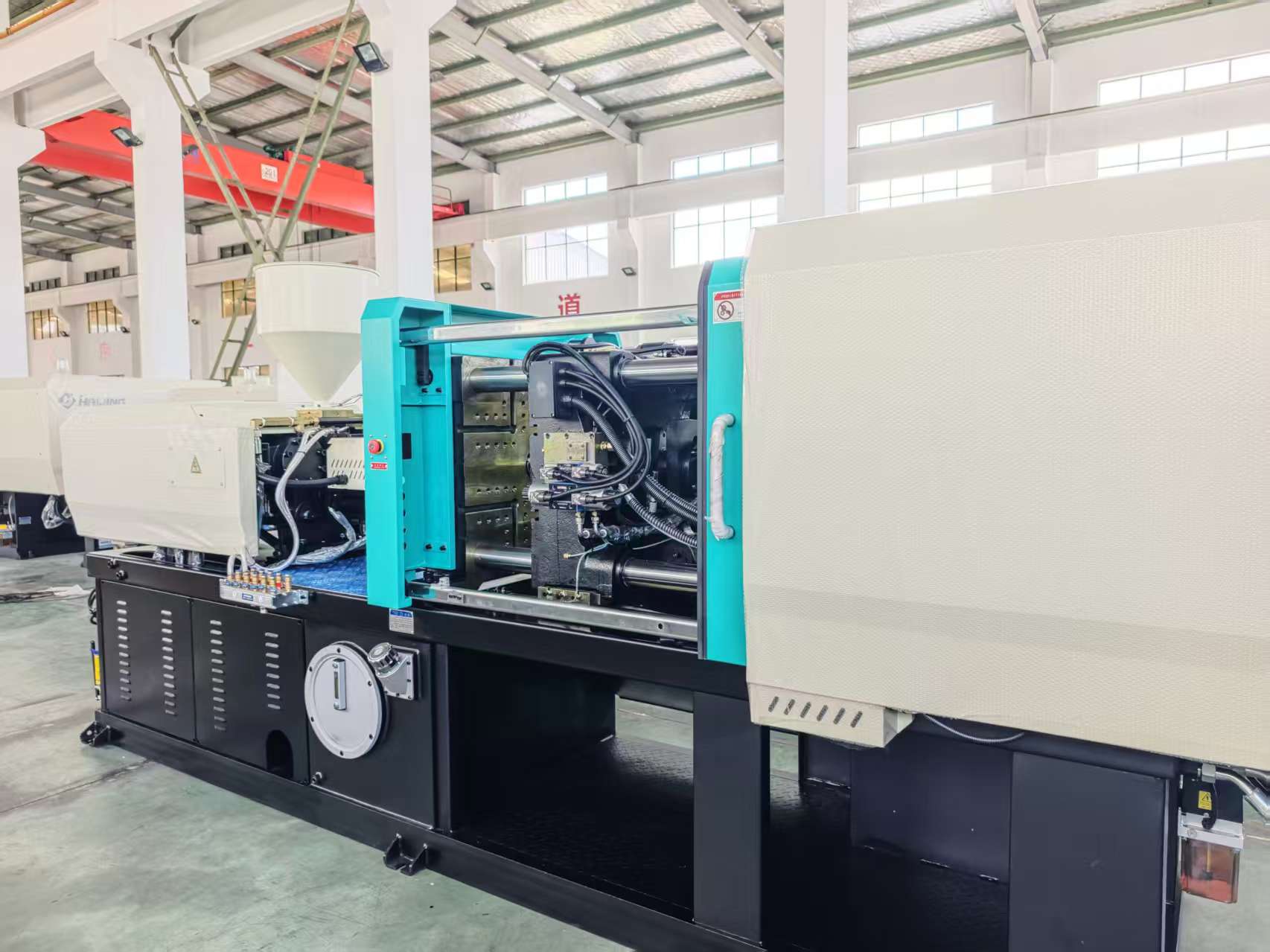 168Ton injection molding machine 168Ton injection molding machine