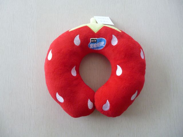 Almofada de pescoço de morango com pelúcia strawberry plush neck pillow
