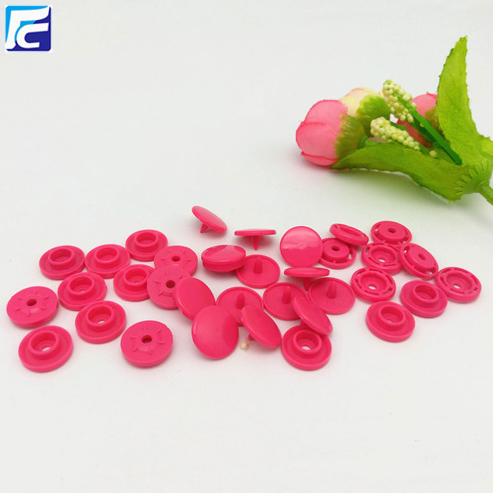 Bouton pression en plastique à quatre branches Four part plastic prongs snap button