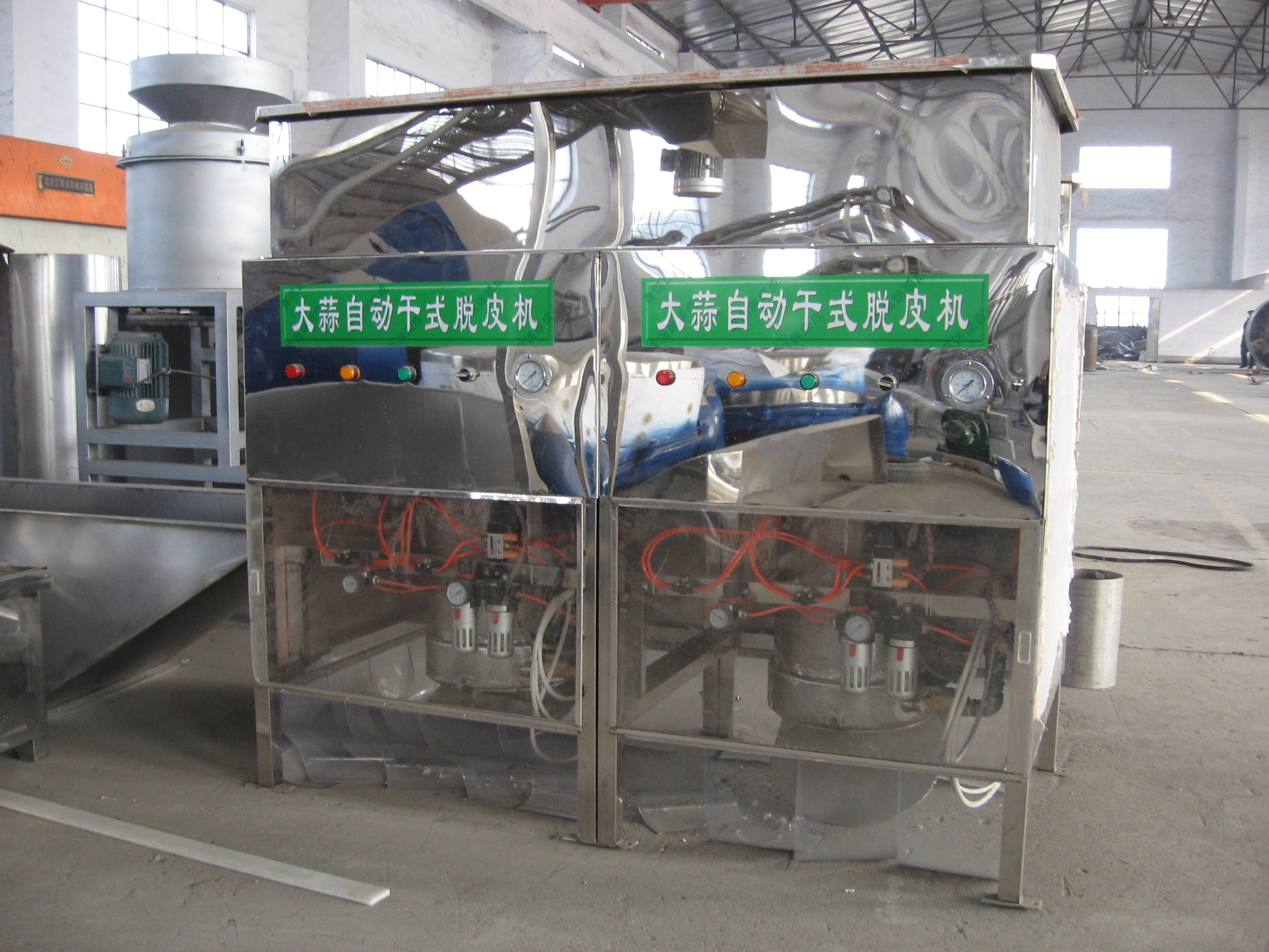 Dry peeling machine for garlic