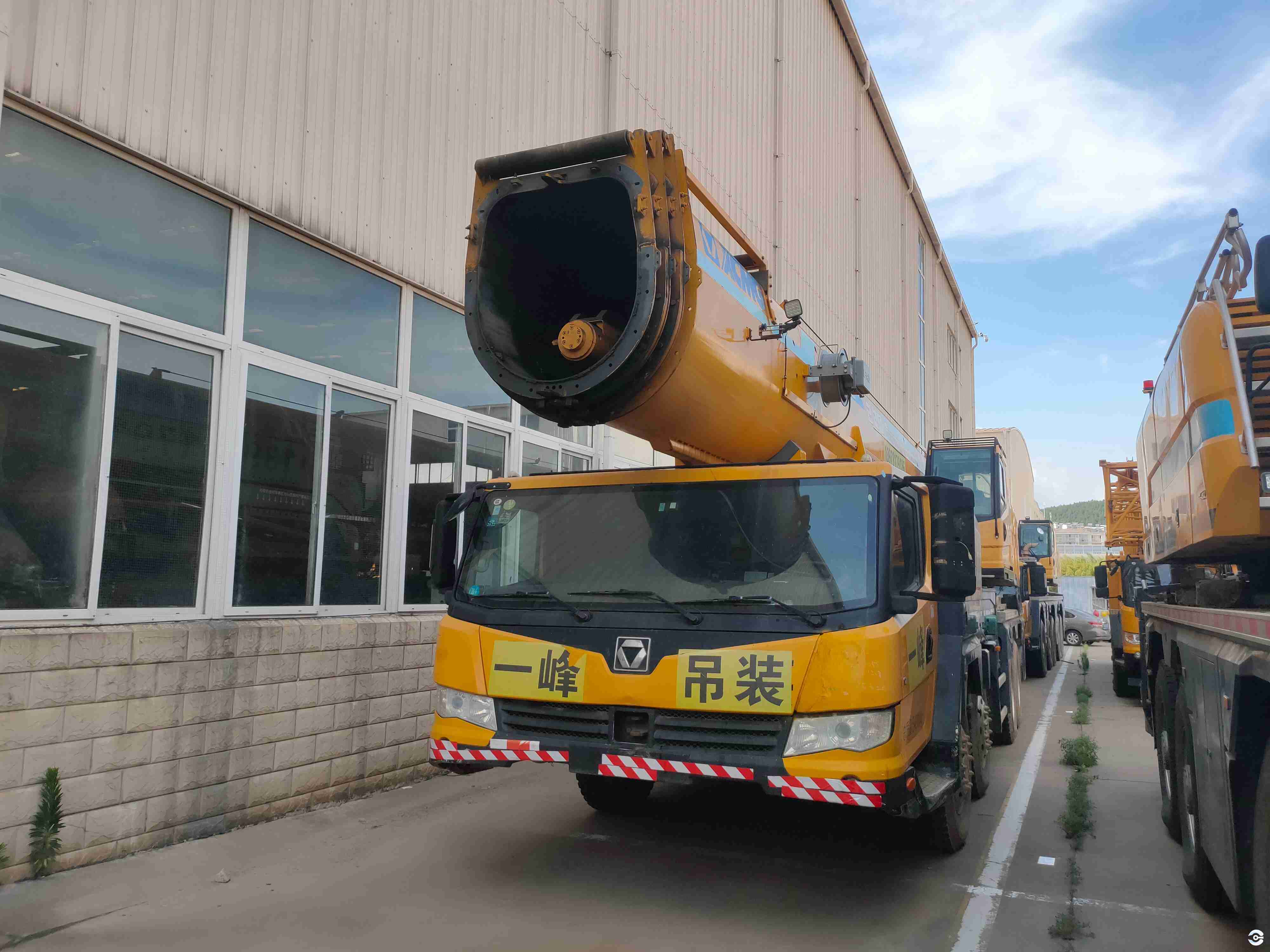 Low-hour XCMG truck crane, maintained by professional technicians Low-hour XCMG truck crane, maintained by professional technicians