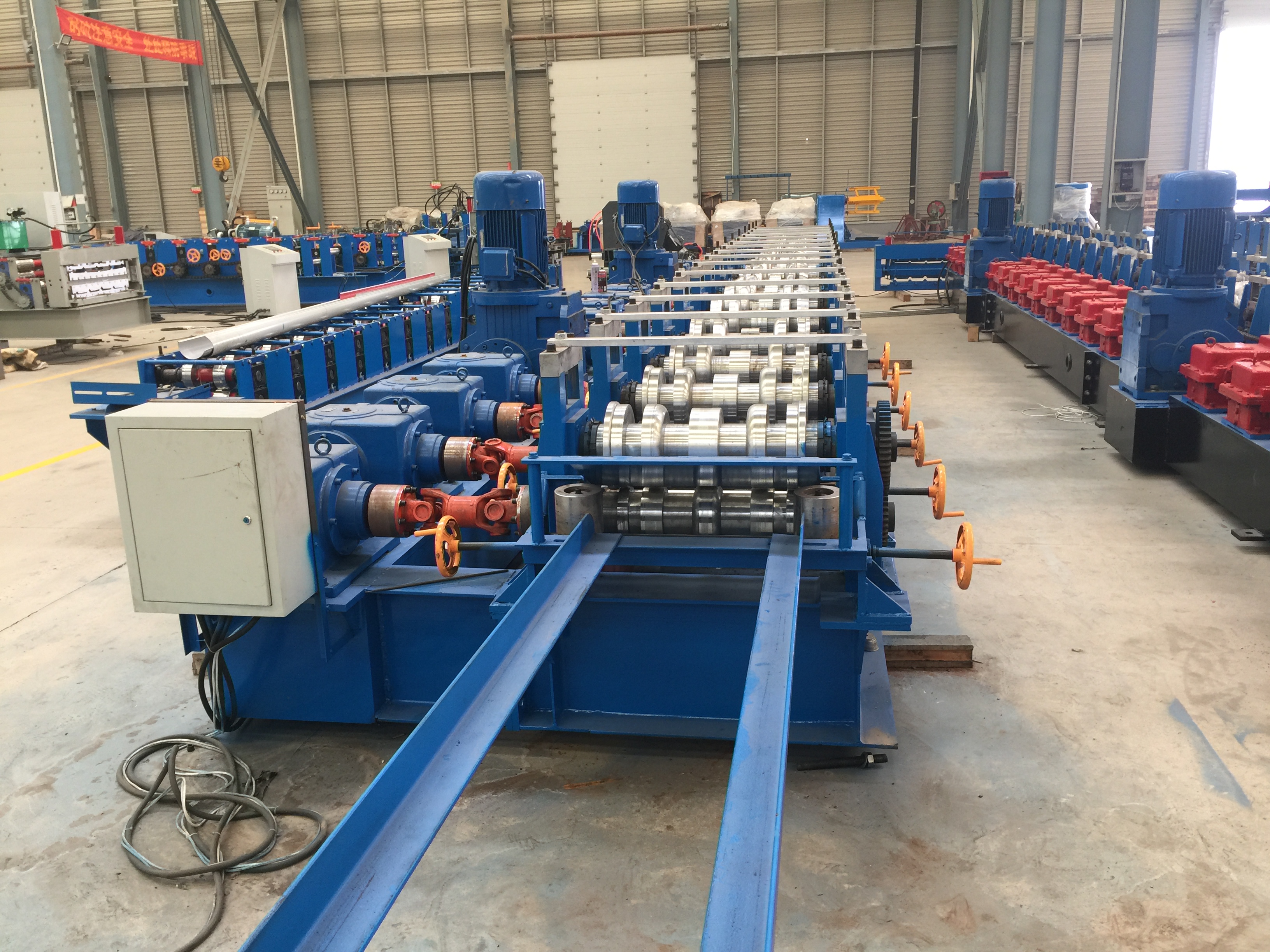 Guardrail roll forming machine