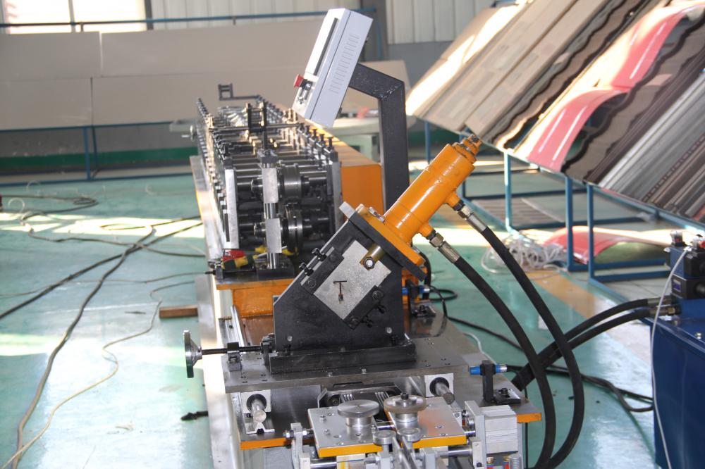 Halbautomatische T-Stück-Rollenformmaschine Half Automatic Tee Bar Roll Forming Machine