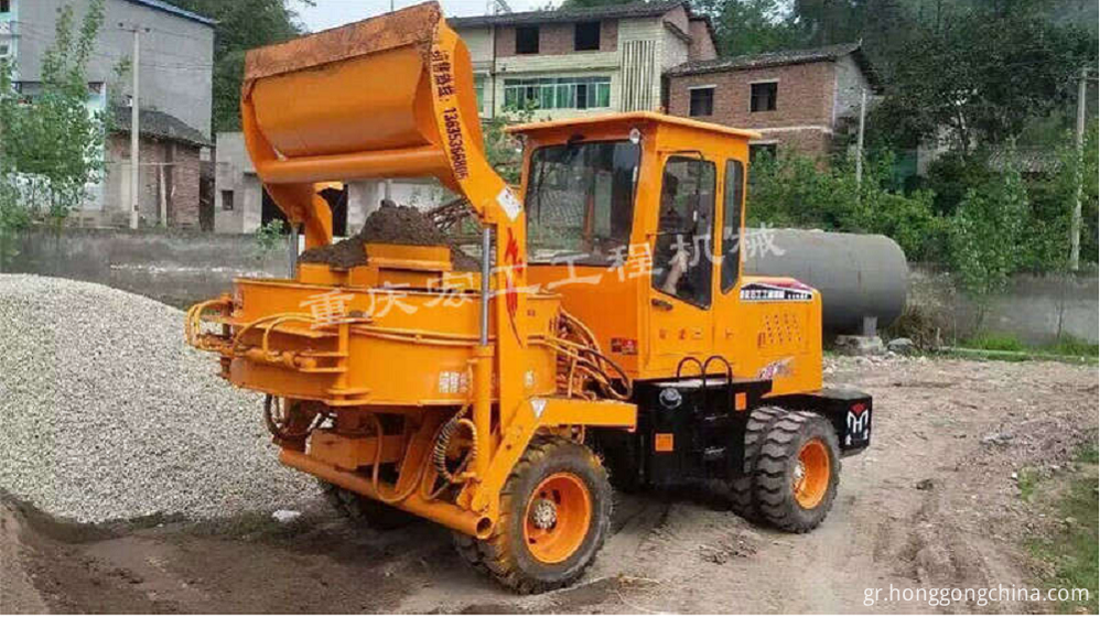 Self-feeding mobile mixer Self-feeding mobile mixer