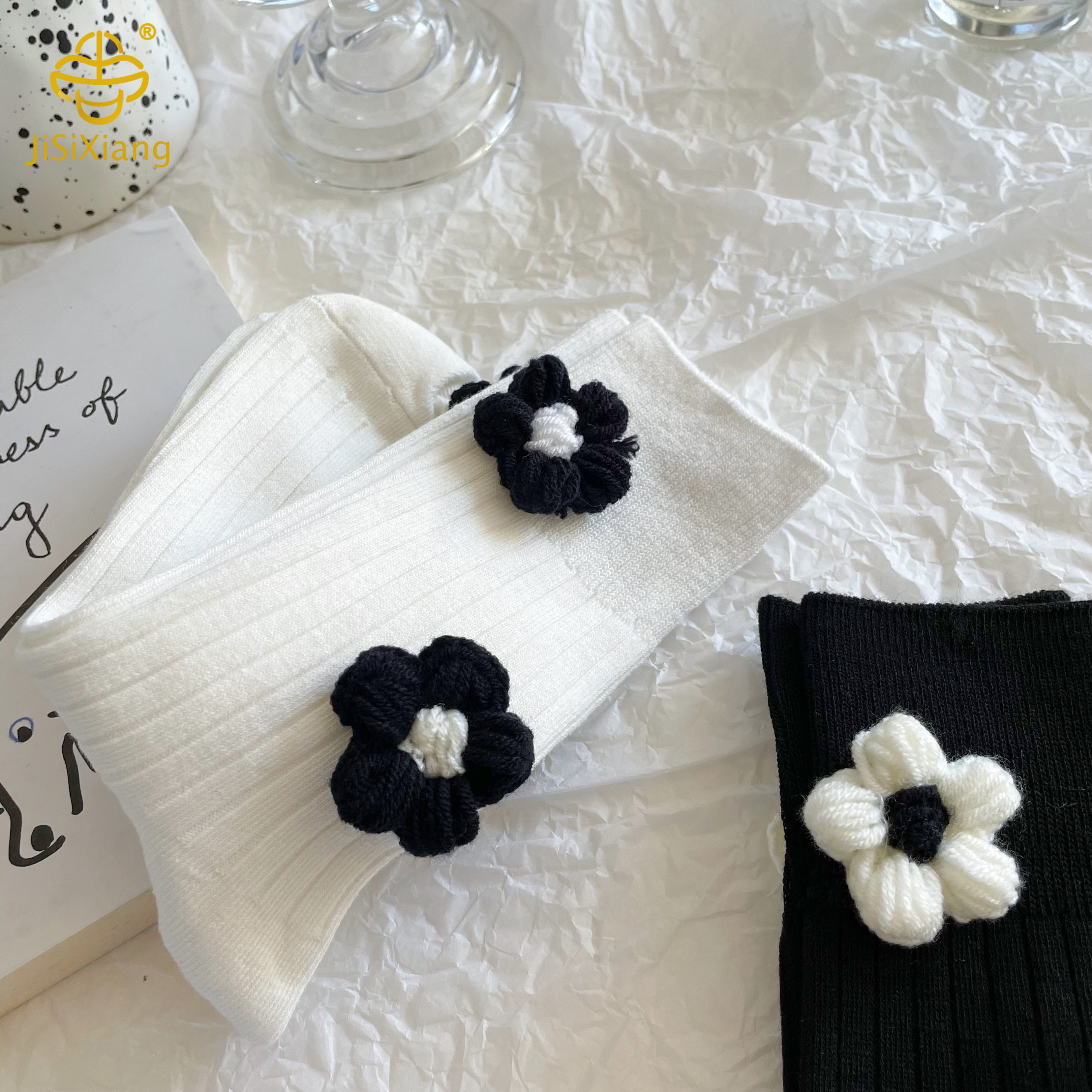 black and white three-dimensional flower tube ins black and white three-dimensional flower tube ins
