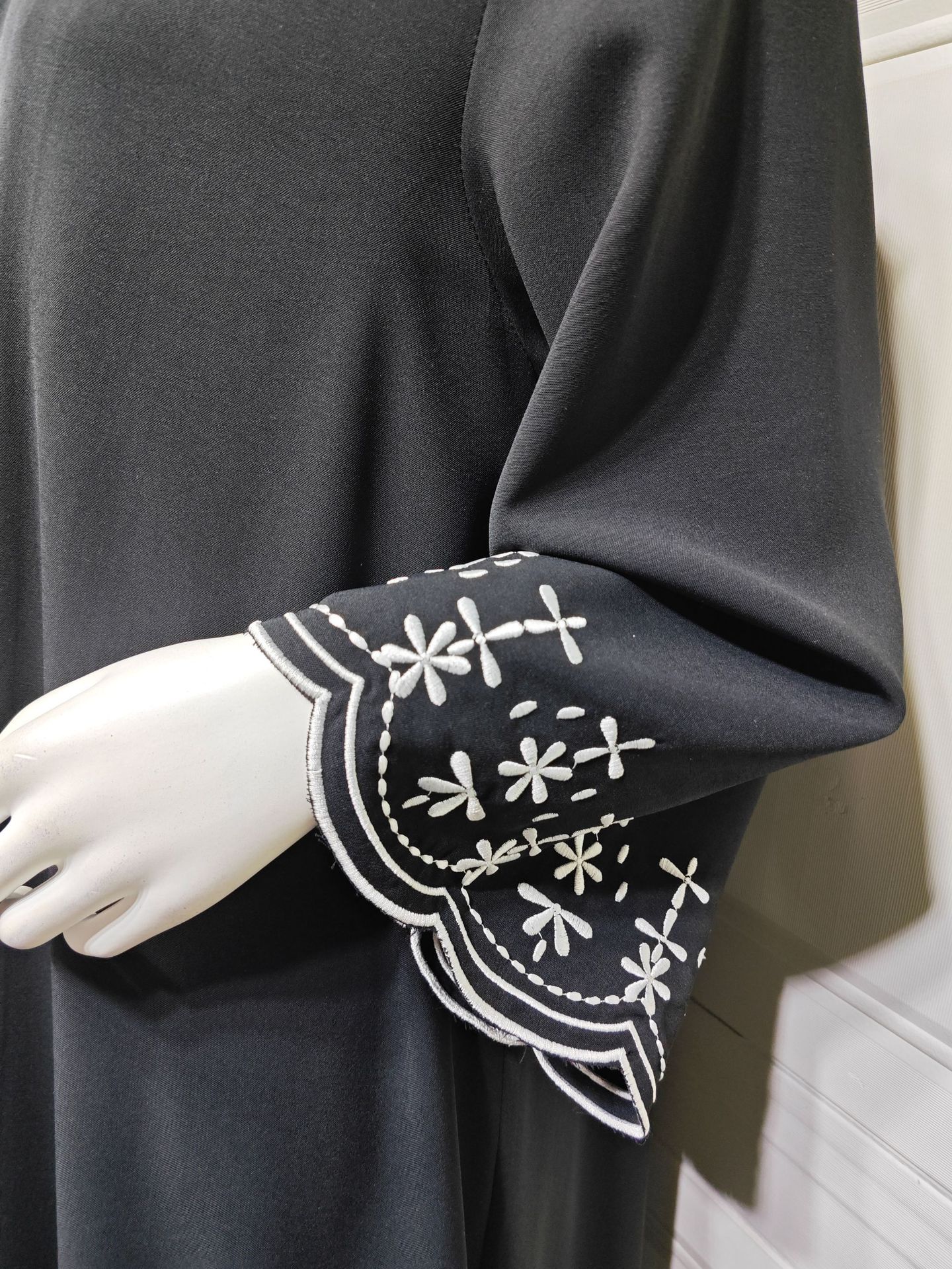 Black Abaya Hijab Set with White Floral Embroidery MQ258 (10) Black Abaya Hijab Set with White Floral Embroidery MQ258 (10)
