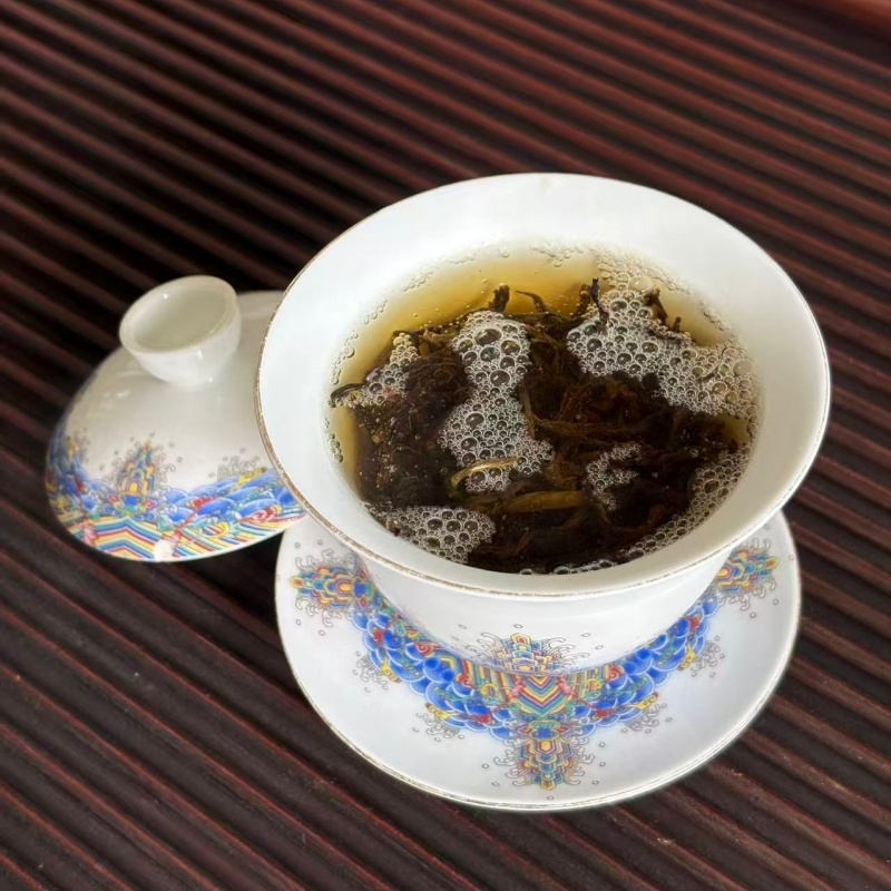 Gaiwan brewing Yunnan sun dried black tea, spring tea leaves steeping Gaiwan brewing Yunnan sun dried black tea, spring tea leaves steeping
