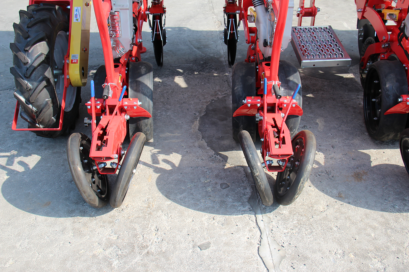 Cuts through crop residue with ease. Cuts through crop residue with ease.