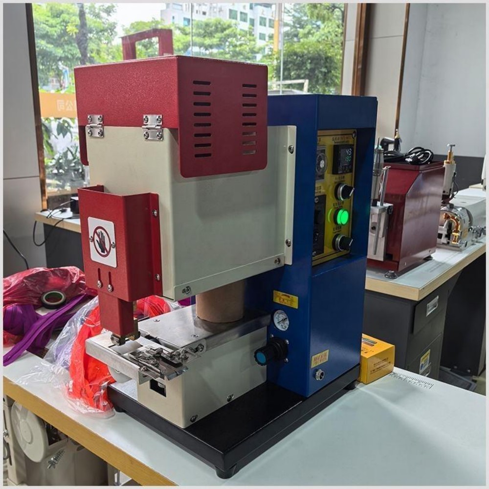 DL-7522 Hot Melt Leather Zipper Edge Gluing Machine Automatic Gluing Machine (2) DL-7522 Hot Melt Leather Zipper Edge Gluing Machine Automatic Gluing Machine (2)