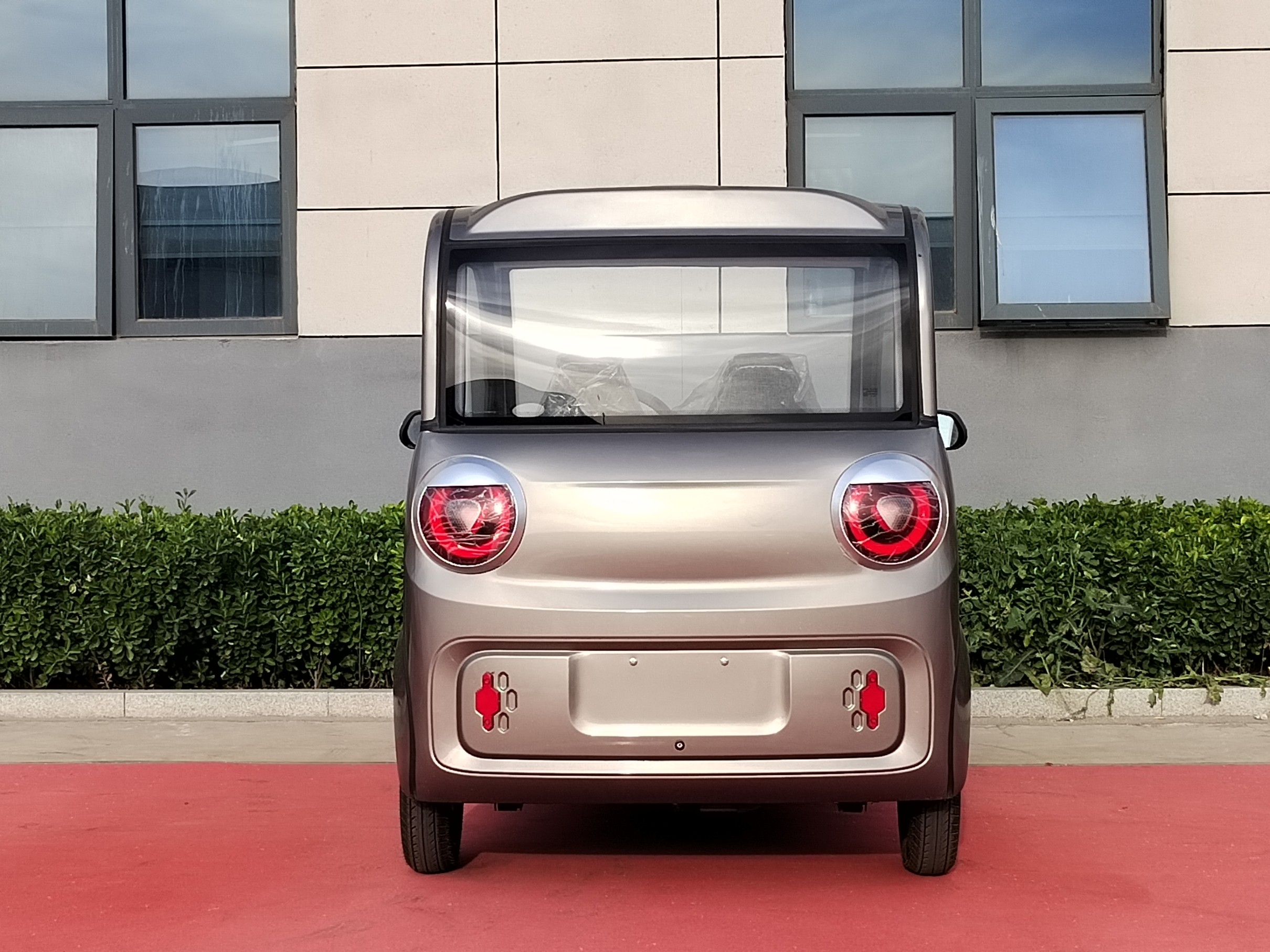 Fubao two-door fully enclosed electric vehicle for carrying passengers Fubao two-door fully enclosed electric vehicle for carrying passengers