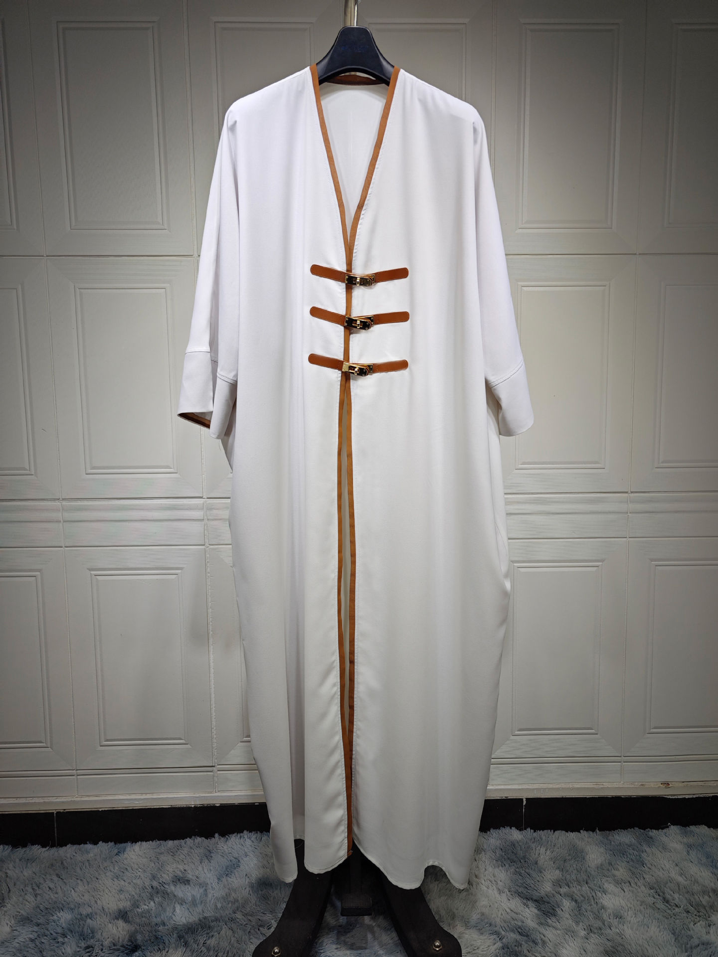White Open Kimono Abaya Detail White Open Kimono Abaya with Leather Buckle Decoration