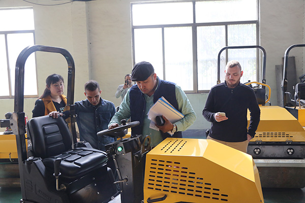 Warmly Welcomes UAE Merchants To Visit China Coal Group For Purchase Pavement Equipment