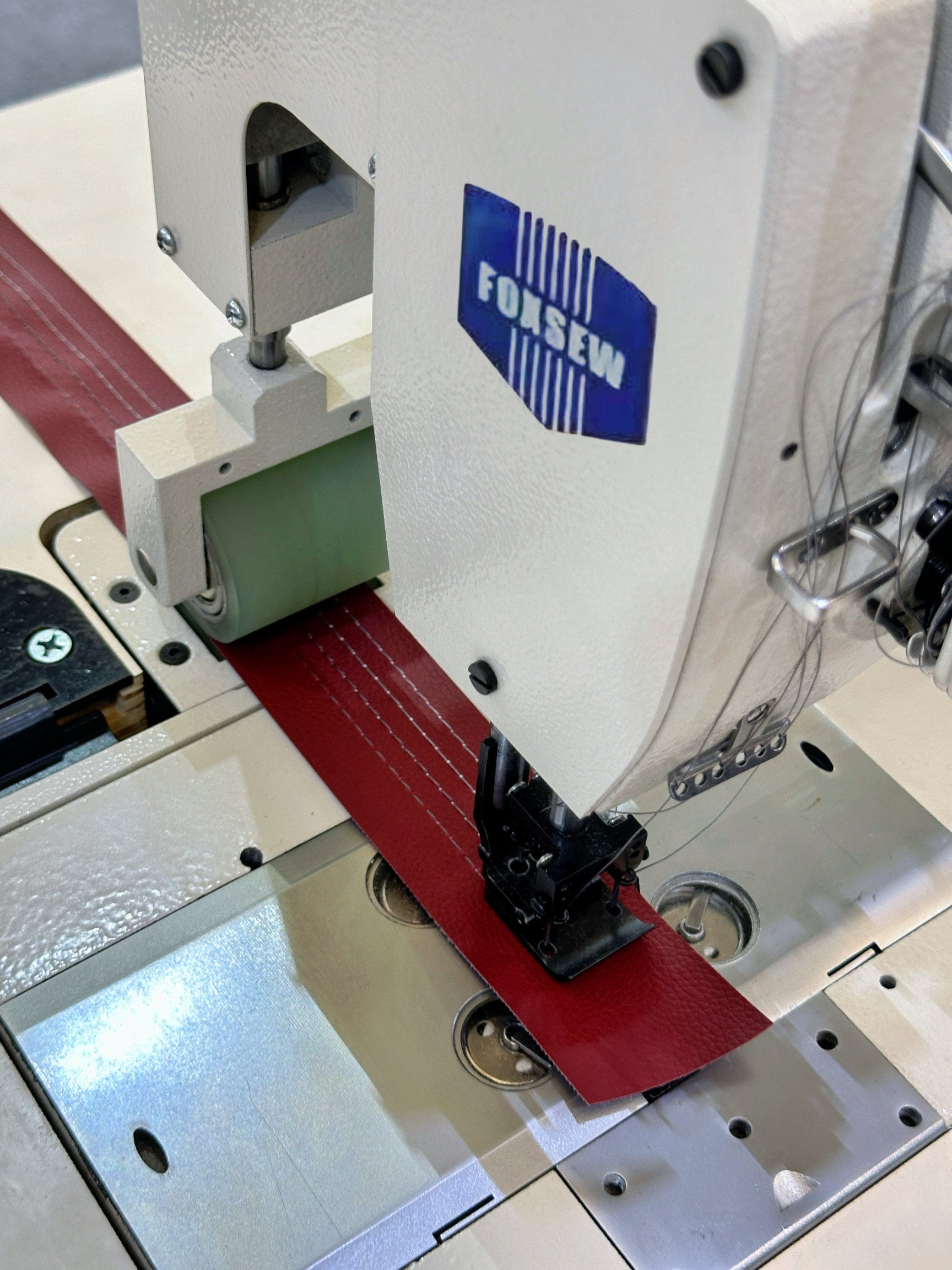 Heavy Duty 4-Needle Lockstitch Sewing Machine with Puller FOXSEW FX-1504N -8 Heavy Duty 4-Needle Lockstitch Sewing Machine with Puller FOXSEW FX-1504N -8