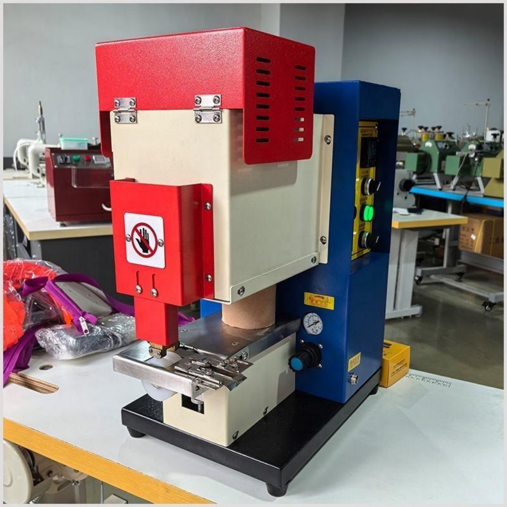 DL-7522 Hot Melt Leather Zipper Edge Gluing Machine Automatic Gluing Machine (4) DL-7522 Hot Melt Leather Zipper Edge Gluing Machine Automatic Gluing Machine (4)