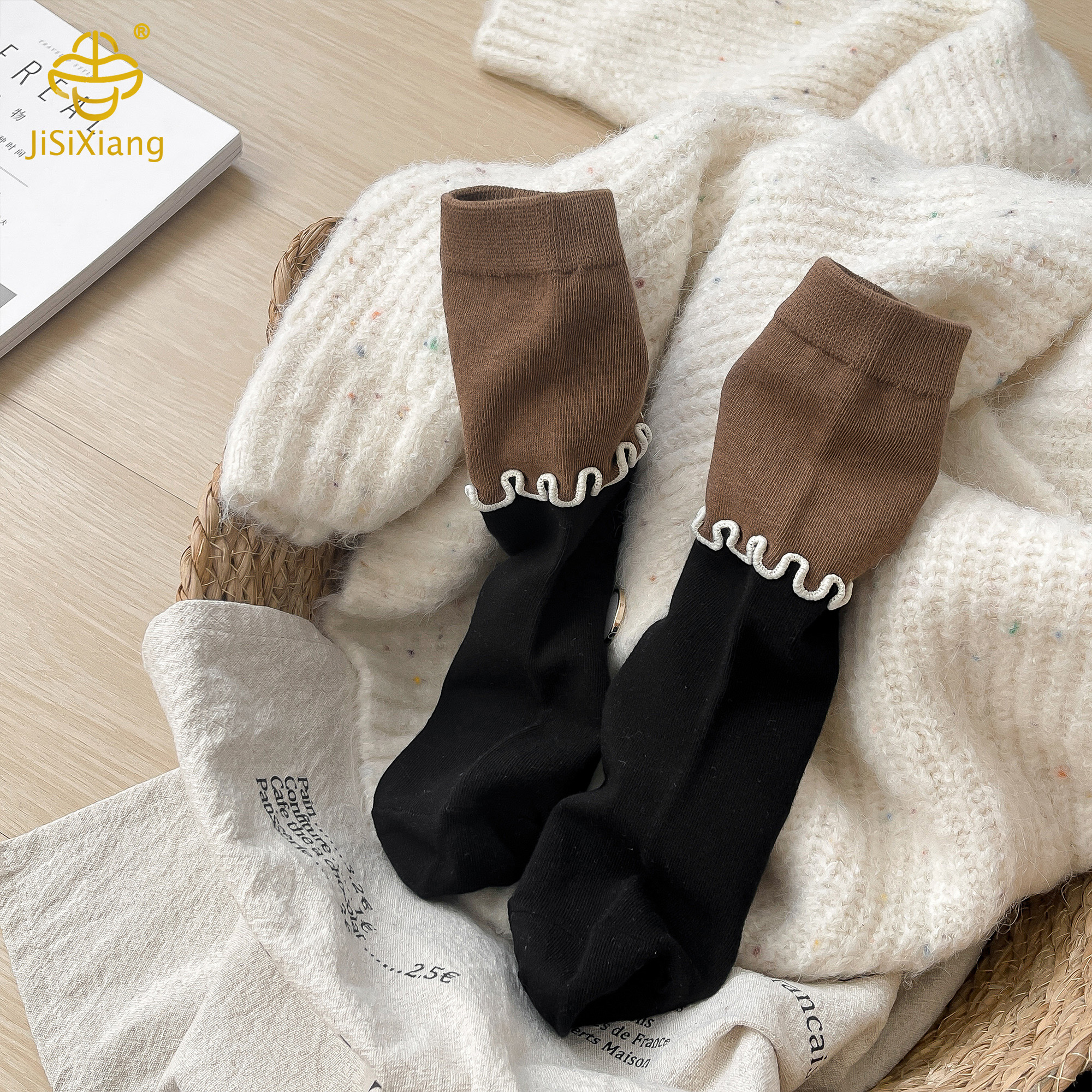 Korean version of contrasting colored socks with black fungus edges and stacked socks Korean version of contrasting colored socks with black fungus edges and stacked socks