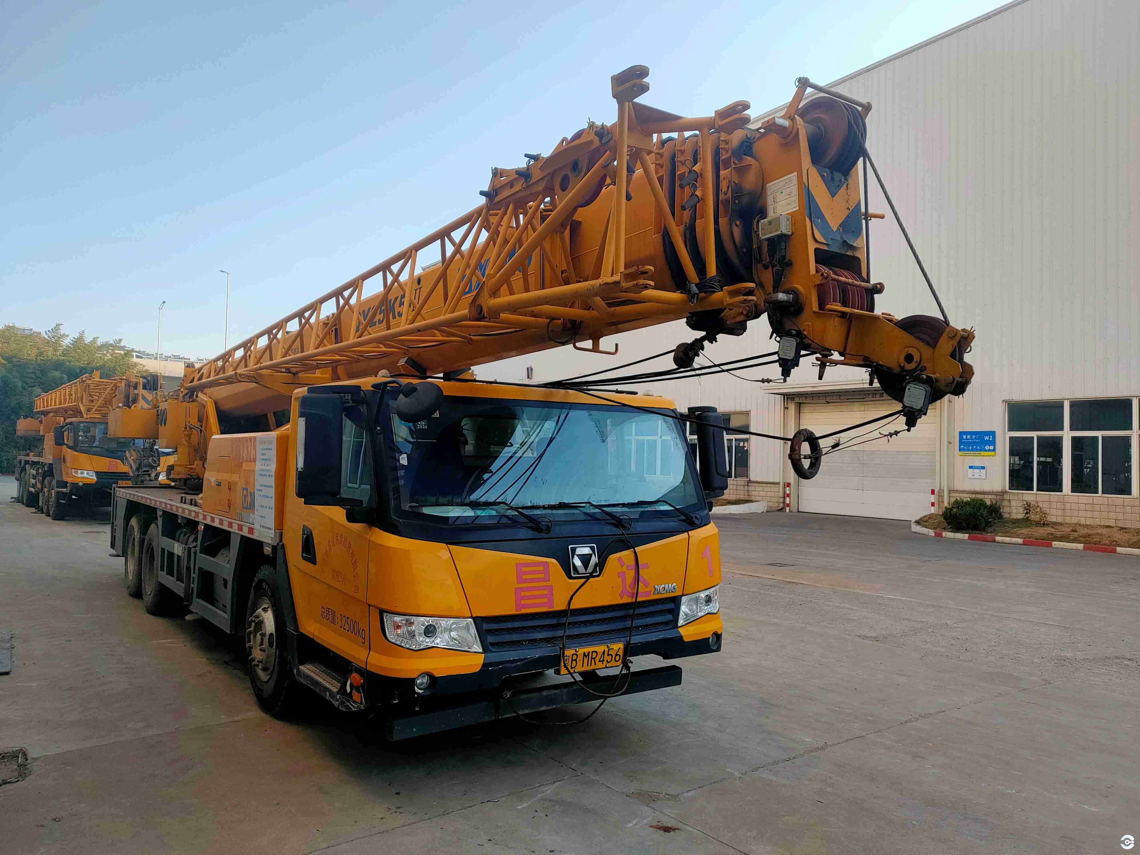 Cost-effective used truck crane, long boom and stable structure Cost-effective used truck crane, long boom and stable structure
