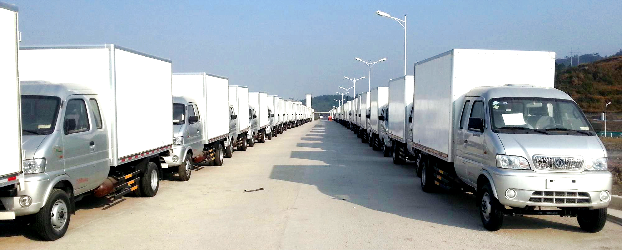 Batch delivery of Dongfeng box transport vehicles