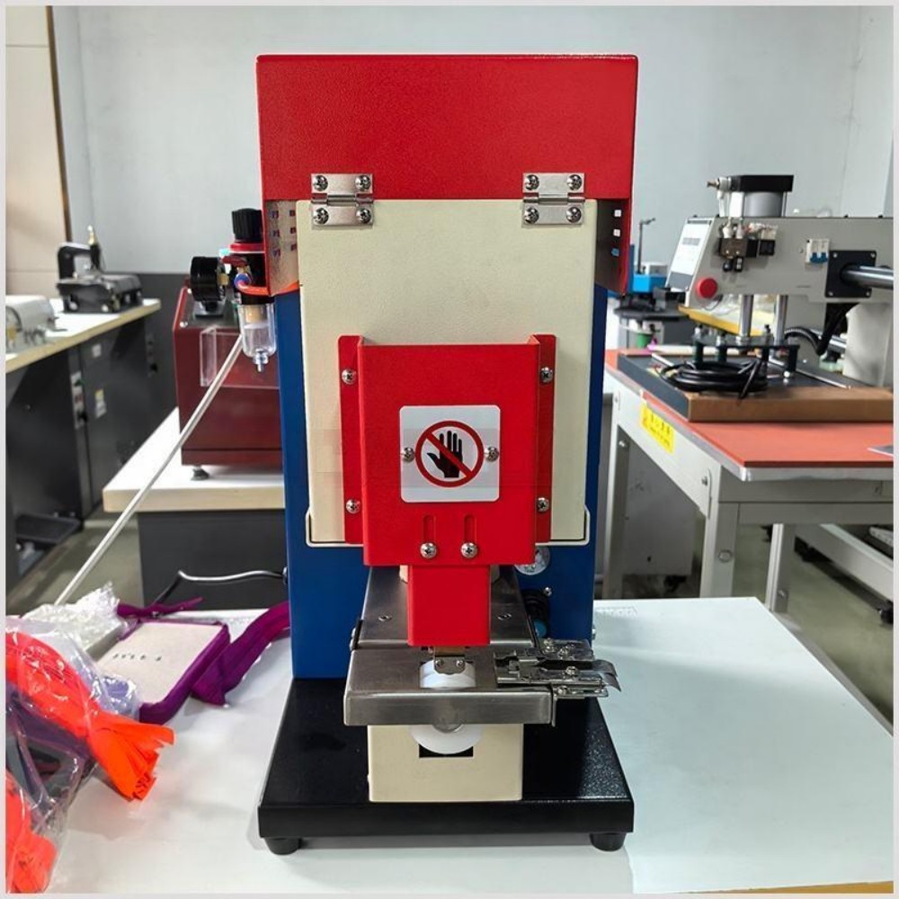 DL-7522 Hot Melt Leather Zipper Edge Gluing Machine Automatic Gluing Machine (3) DL-7522 Hot Melt Leather Zipper Edge Gluing Machine Automatic Gluing Machine (3)