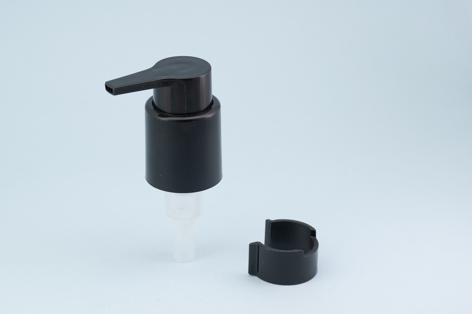 24/410 360-degree rotation black smooth long nozzle lotion dispenser with glossy clip 24/410 360-degree rotation black smooth long nozzle lotion dispenser with glossy clip