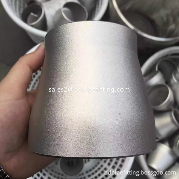 Alloy pipe fitting (521) Alloy pipe fitting (521)