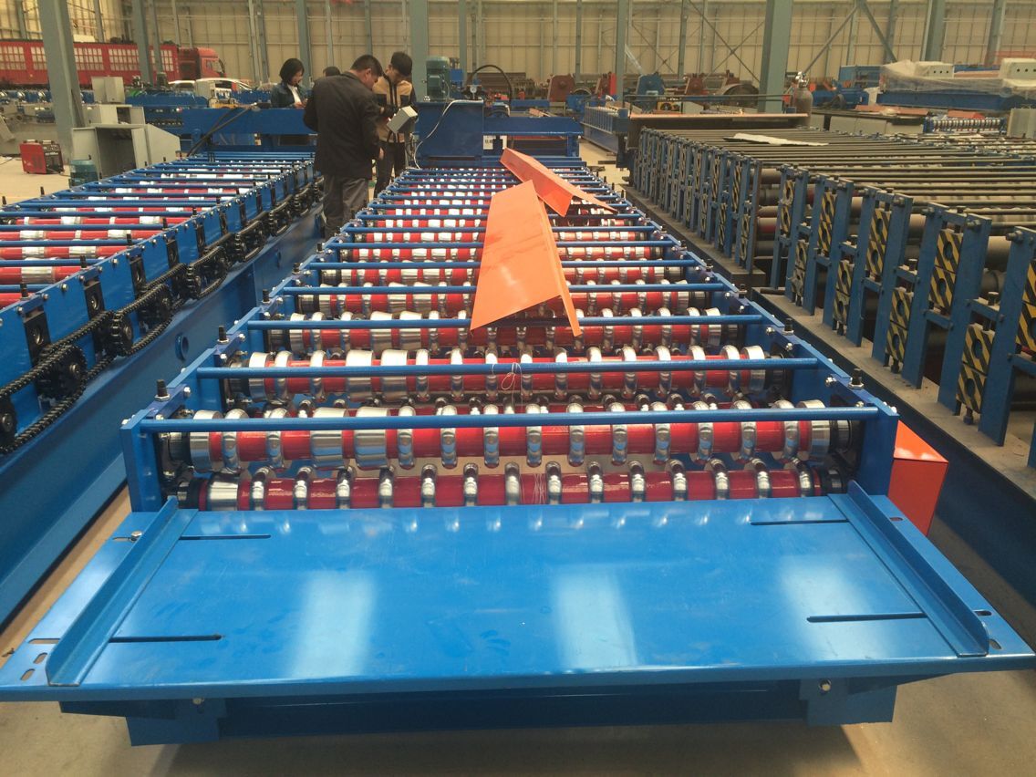 Corrugated roof sheet roll forming machine