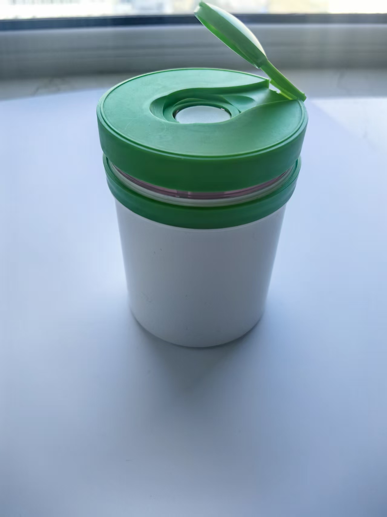Injection molding of chewing gum boxes (20) Injection molding of chewing gum boxes (20)