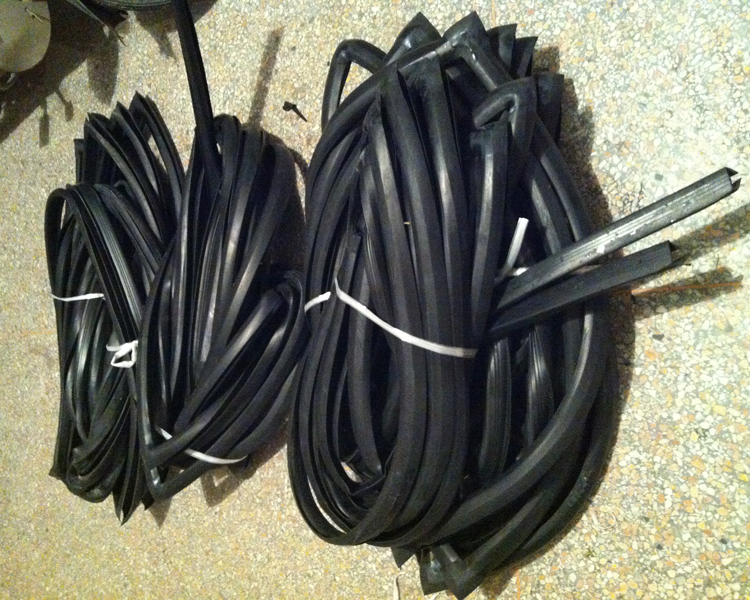 China Truck Cap Rear Door Natural NBR Sealing Strip Manufacturers