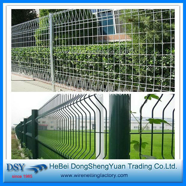 Welded wire mesh fence