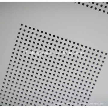 China Fabrik Versorgungsmaterial Dekorative Akustische Perforierte Gipsplatten Falsche Deckenfliesen Hersteller