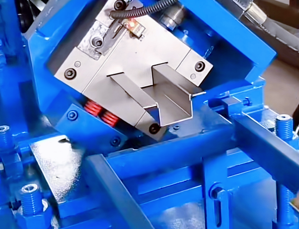 Roll forming machine Roll forming machine