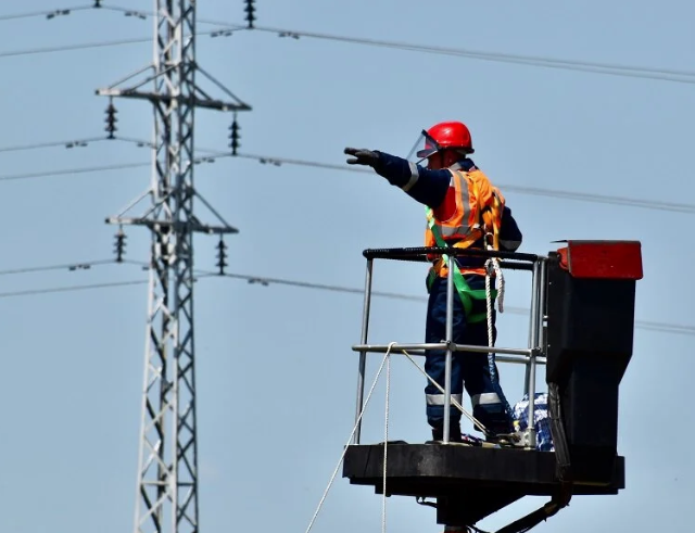 utility power worker utility power worker