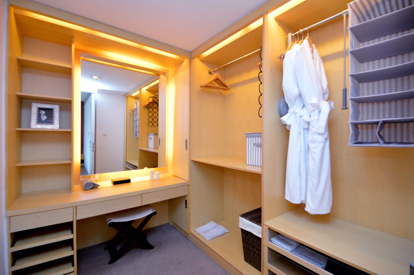 Roupeiro espaçoso e arrecadação Spacious wardrobe and storage room