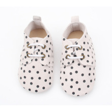 Chaussures enfant en cuir suédé Oxford à pois noirs