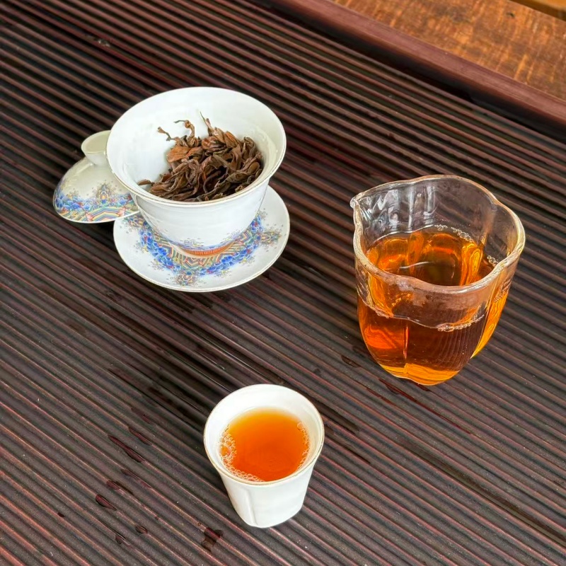 Complete tea set display with gaiwan, gongdao pitcher and tasting cup for sun dried black tea Complete tea set display with gaiwan, gongdao pitcher and tasting cup for sun dried black tea