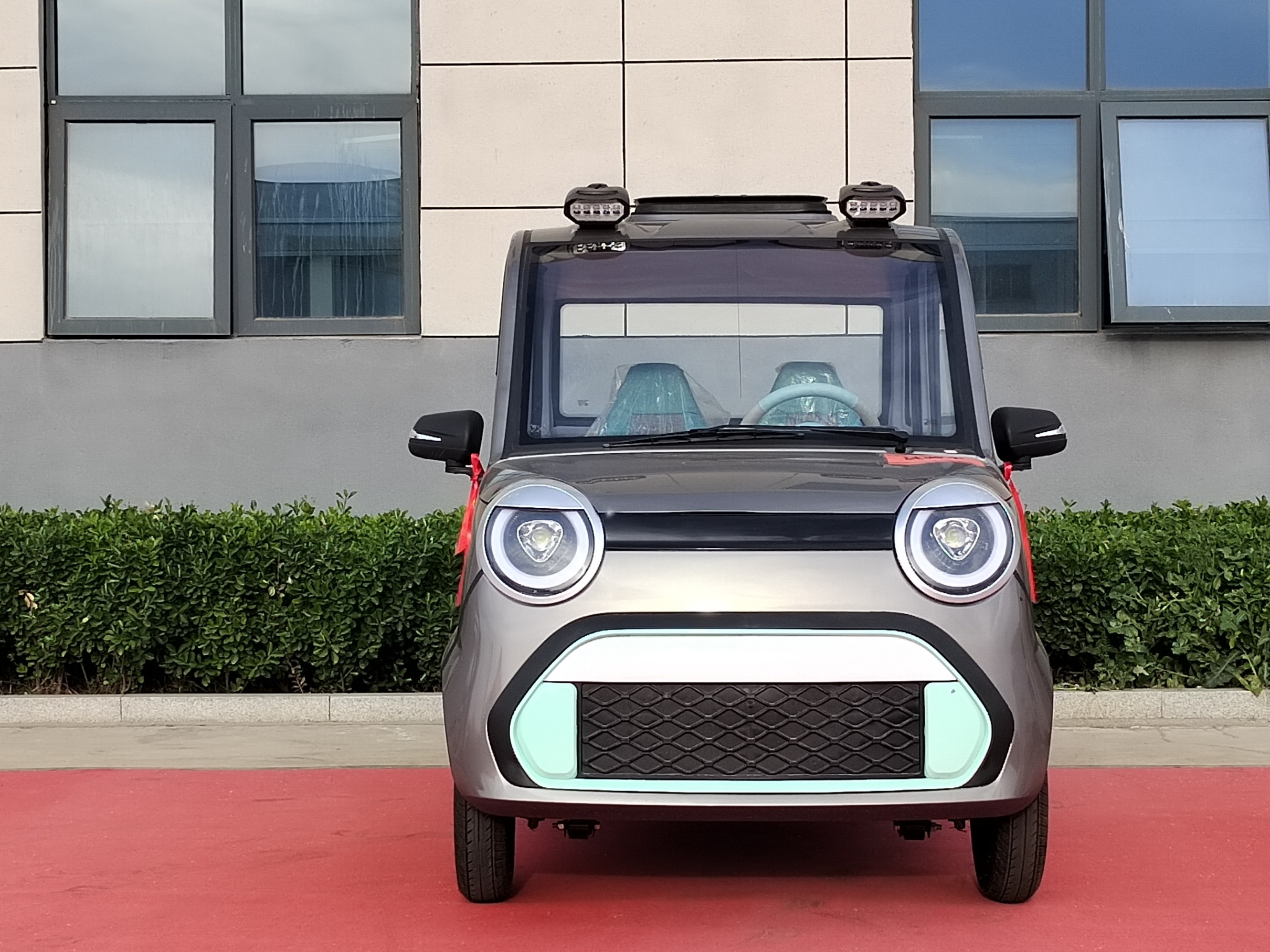 Fubao two-door fully enclosed electric vehicle for carrying passengers Fubao two-door fully enclosed electric vehicle for carrying passengers