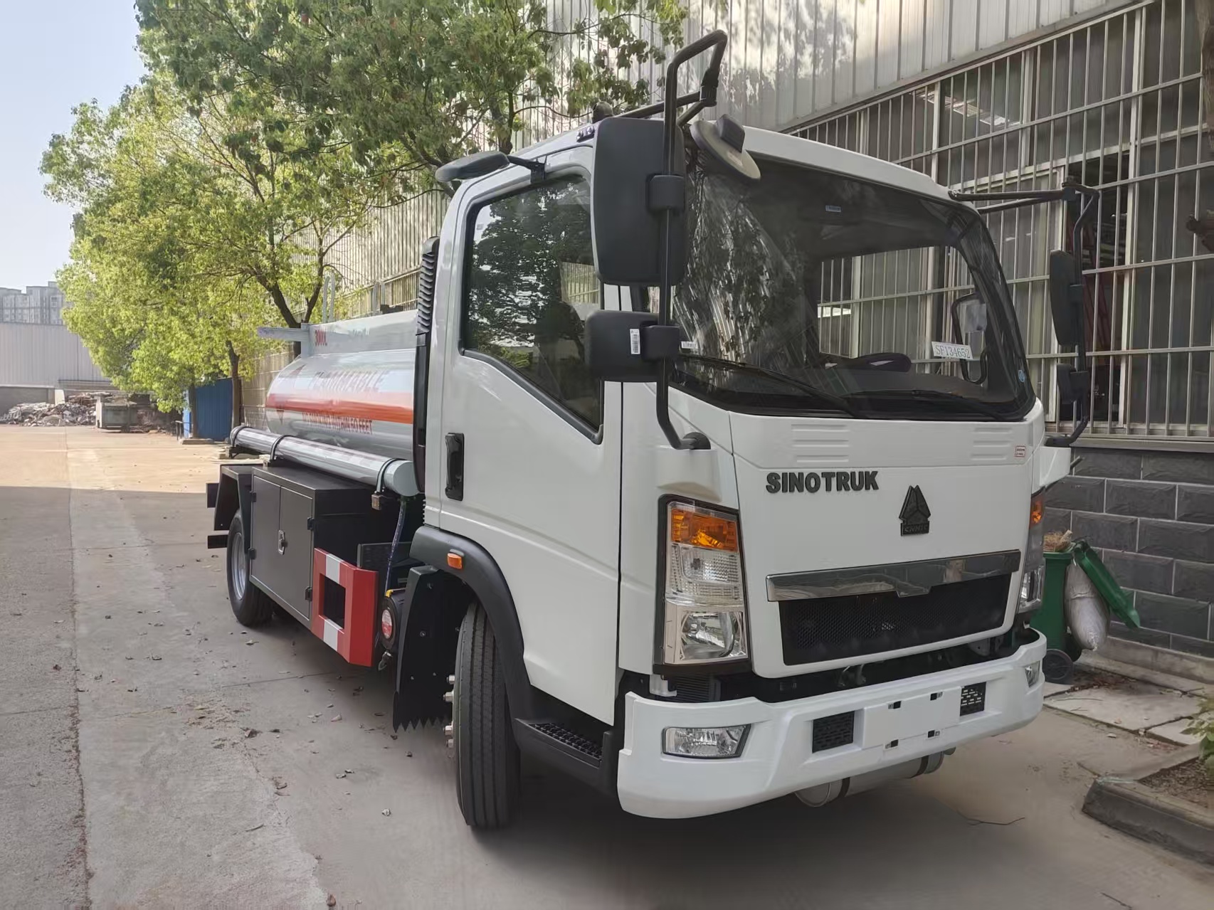 Dongfeng 4×2 tanker Petroleum transport truck Dongfeng 4×2 tanker Petroleum transport truck