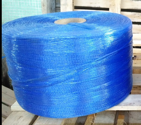 Blue fibrillated yarn