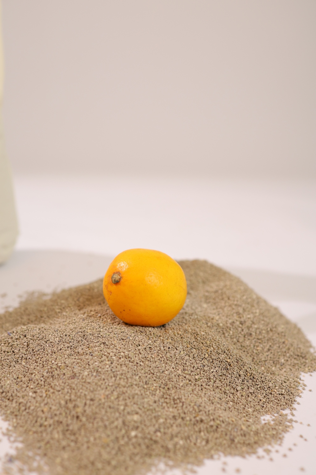 2.0mm Lemon Scented Activated Charcoal Bentonite Cat Litter1 2.0mm Lemon Scented Activated Charcoal Bentonite Cat Litter1